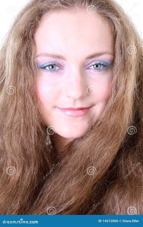 Verticale D une Fille Aux Yeux Bleus Avec Le Long Cheveu Photo stock Image du beauté femme