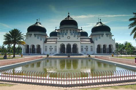 Most Beautiful Mosque In Indonesia You Must Visit Beautiful Mosques Famous Buildings Islamic