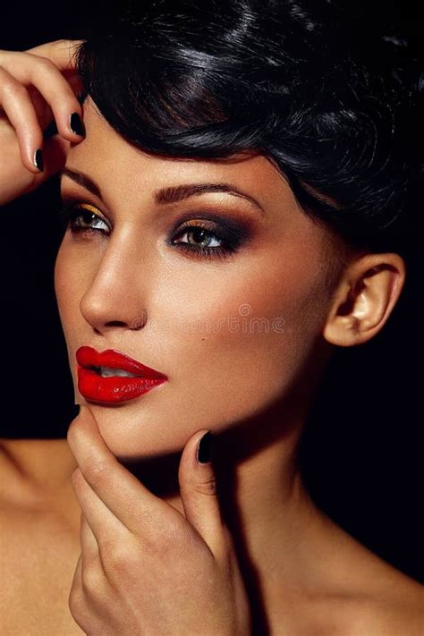 Seksownej Eleganckiej Brunetki Młodej Kobiety Kaukaski Model Z Jaskrawym Makeup Z Kędzierzawym