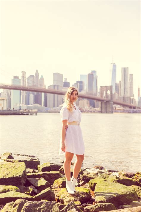 NYC Influencer Photography - Dumbo Manhattan Skyline Photoshoot by Gaby