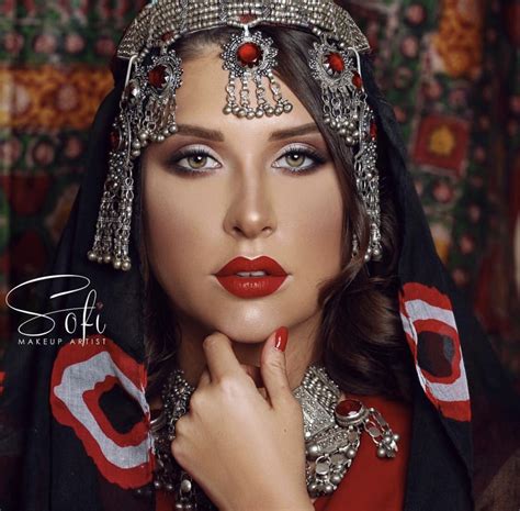 Traditional Looks Traditional Dresses Arab Fashion Womens Fashion Yemeni Clothes Earth Art