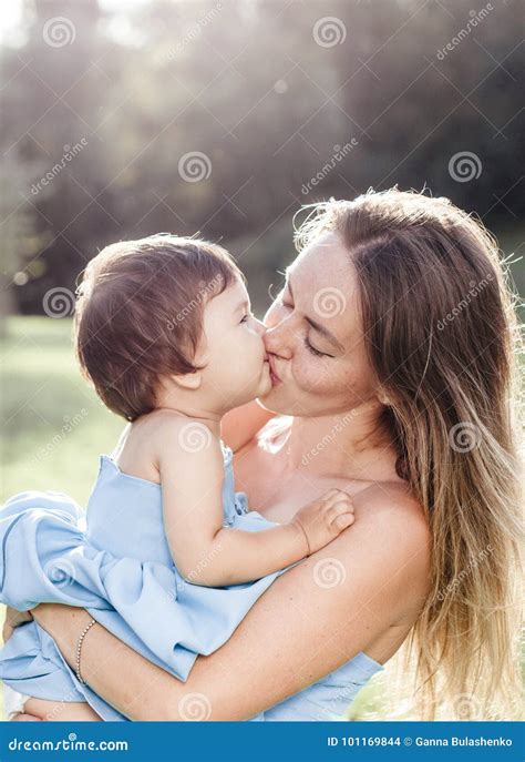 Retrato Ensolarado De Beijar A Mãe Com A Filha Pequena No Dre Azul Foto De Stock Imagem De