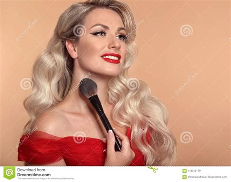 Maquillaje De La Belleza Retrato Del Encanto De La Moda Del Blonde