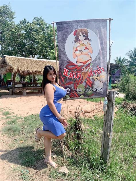 Som Tam Saleswoman In Thailand Makes The Buriram Hot As She Sells