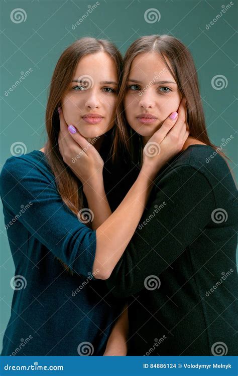 Portrait De Deux Belles Jeunes Femmes Jumelles Photo Stock Image Du