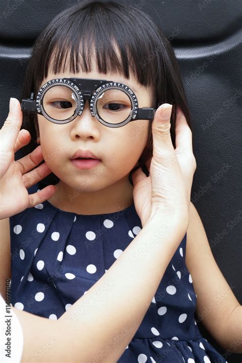 Asian Little Chinese Girl Doing Eyes Examination Stock Foto Adobe Stock