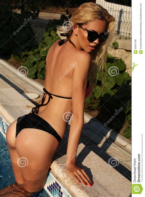 Seksowna Blond Kobieta Relaksuje W Pływackim Basenie W Bikini Zdjęcie