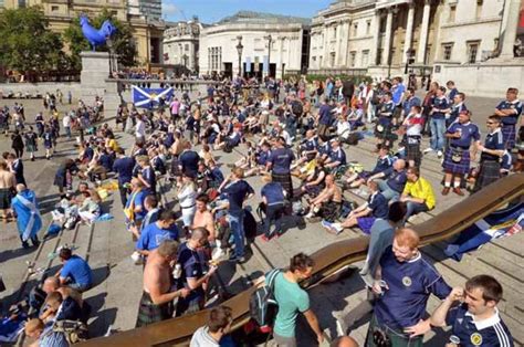 Scotland fan falls from top of william shakespeare statue in leicester square #sco #tartanarmy #leicestersquare #london #eng #engsco pic.twitter.com/fcdfxmbos7. Scotland fans turn Trafalgar Square into a bubble bath as ...