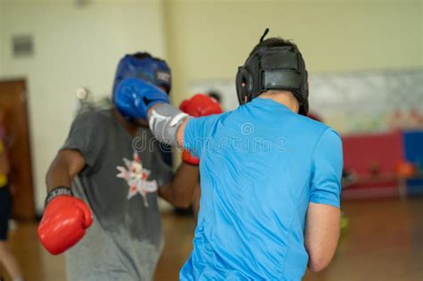 Combatiente Del Boxeo Que Hace Un Sacador Foto Editorial Imagen De Retroceso Hombre
