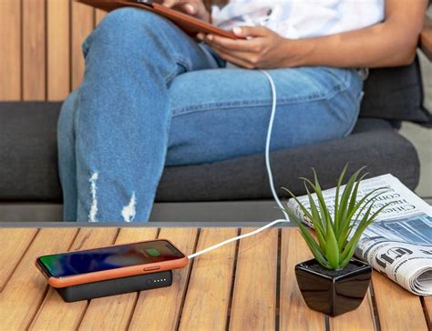 The Mophie Charge Stream Powerstation Wireless Xl Gives 48 Hrs Of Power