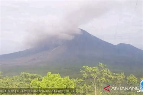 Lagi Gunung Semeru Keluarkan Awan Panas Guguran Kilat