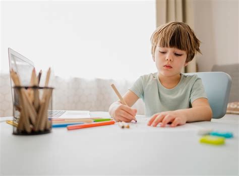 Enfant Fille Apprendre à écrire à Faire Ses Devoirs Assis à Table à