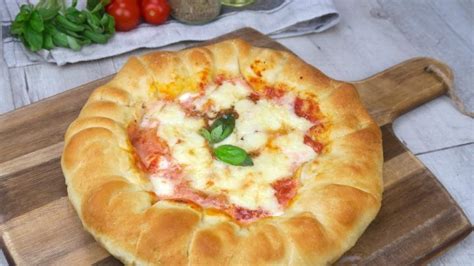 pizza con cornicione ripieno la ricetta fatta in casa morbida e gustosa