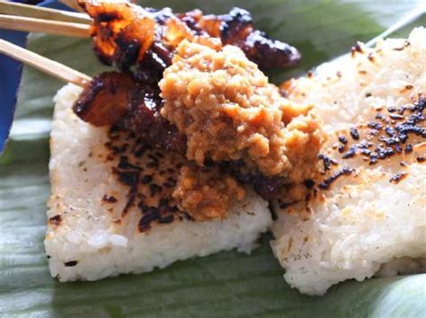 Saat disajikan, bumbu kecap itu dilengkapi dengan irisan bawang merah dan tomat segar. Resep Sate Maranggi, Khas dengan Sambal Oncom & Uli Bakar