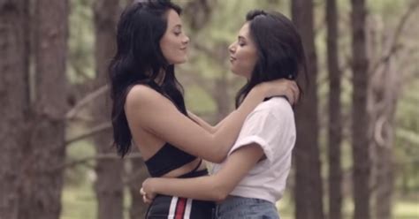 Hay Beso El Sensual Videoclip De Oriana Sabatini Junto A Otra Modelo