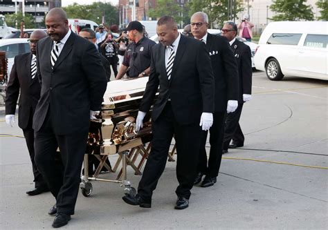 Aretha Franklin Fans Pay Respects During Open Casket Visitations In Detroit