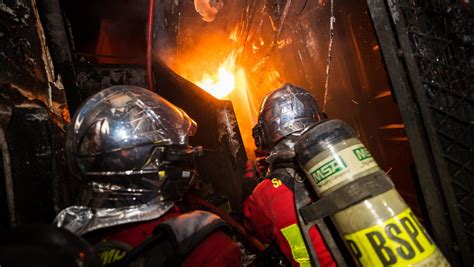 Incendie à Vincennes Cest Un Feu Hors Norme Les Flammes
