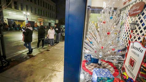 Manitowoc holiday events: Christmas karaoke at Renegade's, light show
