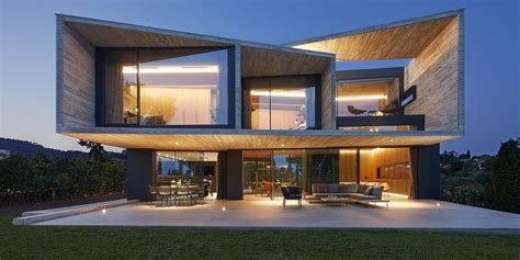 Una Casa De Arquitectura Moderna Con Cerramientos De Aluminio
