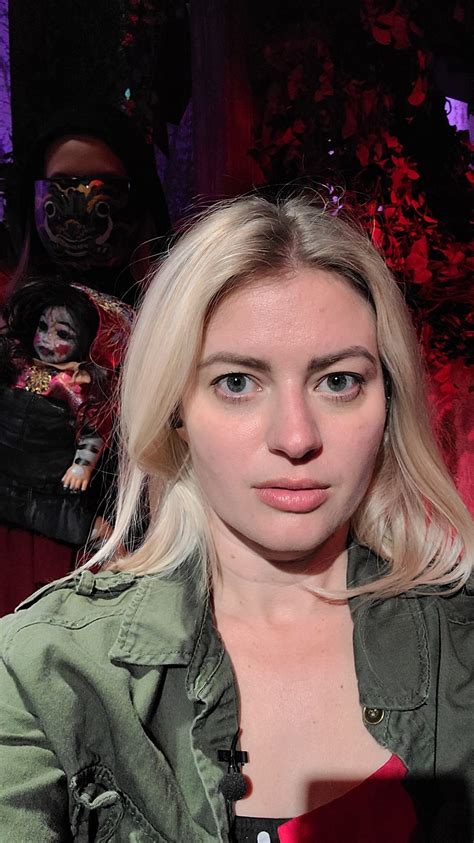 Elyse Willems Is There Something In My Teeth Rtgirls