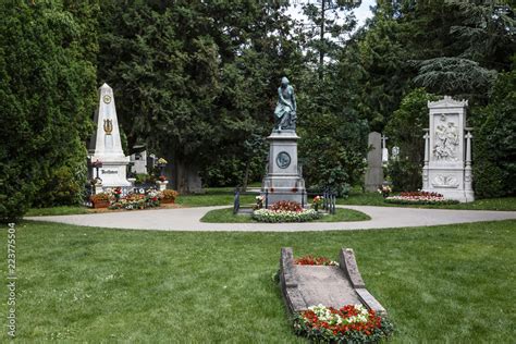 Foto De Graves Of The Composers Ludwig Von Beethoven Wolfgang Amadeus