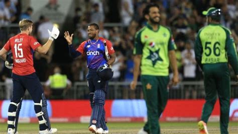 انگلینڈ نے سنسنی خیز مقابلے کے بعد پاکستان کو تین وکٹوں سے ہرا کر ٹی