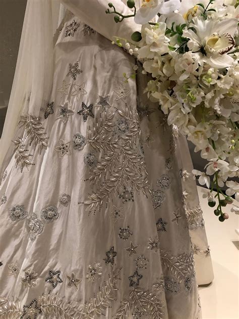 Queen elizabeth's 1947 nuptials to prince philip ushered in new bridal style where no detail went undone. Queen Elizabeth Wedding Dress Embroidery - Marriage ...