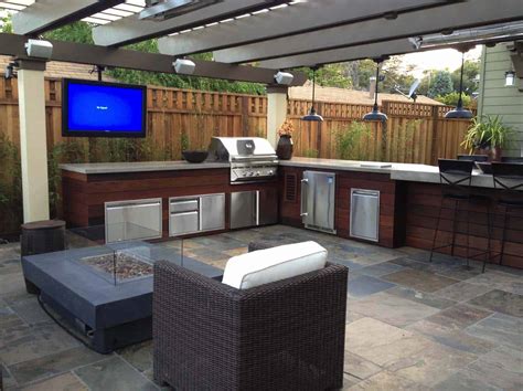 20 Spectacular Outdoor Kitchens With Bars For Entertaining