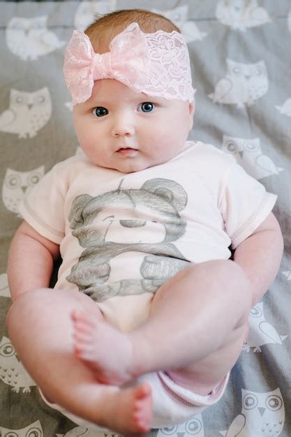 Una Niña El Bebé Recién Nacido Miente Foto Premium