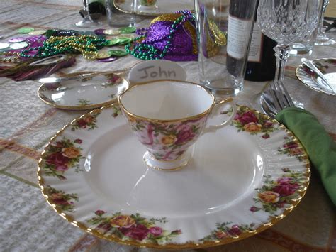 Here's a beautiful mardi gras celebration from frog prince paperie with traditional new orleans food (jambalaya), colorful cupcakes and lots of beads and masks to make it an authentic experience. Mardi Gras Dinner Party | Syrup and Biscuits