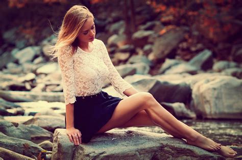 壁纸 阳光 妇女 模型 金发女郎 长发 爬坡道 湖 性质 腿 坐着 连衣裙 短裙 时尚 弹簧 浪漫