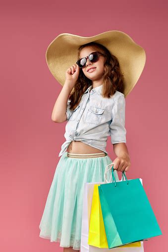 귀여운 작은 백인 아이 소녀 보유 쇼핑 백 가방에 대한 스톡 사진 및 기타 이미지 가방 귀여운 모자 모자류 Istock