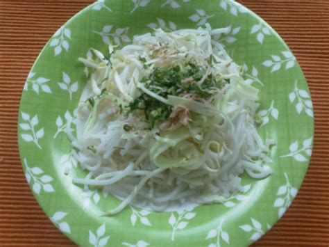 Laksa consists of thick wheat noodles or rice vermicelli with chicken, prawn or fish. Laman Dapur Helen: LAKSA LEMAK KELANTAN