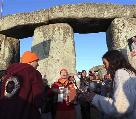 Miles De Personas Se Reúnen En Stonehenge Para Celebrar El Solsticio De Verano El Nuevo Día