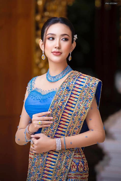 Hsaung Wutyee May Appears Gorgeous In Formal Burmese Attire Myanmar