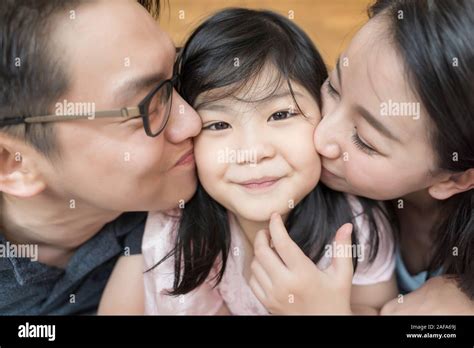 Padre E Hija Feliz De Madre Mejillas Fotografías E Imágenes De Alta