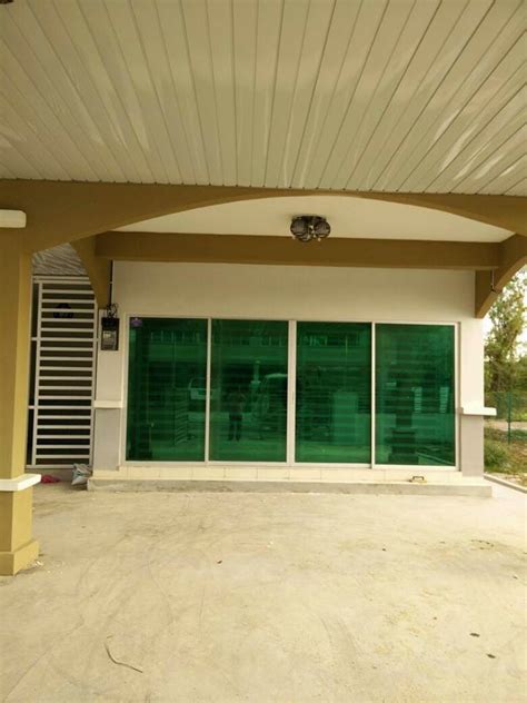Tingkap kayu seraya yang ditempah berbulan dulu tiba di lokasi. IT'S MY LOVELY LIFE: Tinted rumah & Grill