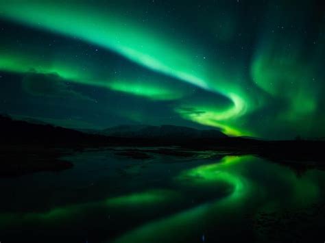 Aurora borealis) faszinieren polarlichter entstehen, wenn geladene partikel der sonne in das magnetfeld der erde geschleudert werden. Nordlicht in Island (mit Bildern) | Aurora borealis, See ...