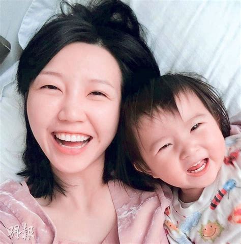 She is currently a singer with voice entertainment and an actress with tvb. 吳若希每周一次帶女兒落樓放風箏 - 明報加東版(多倫多) - Ming Pao Canada Toronto Chinese Newspaper