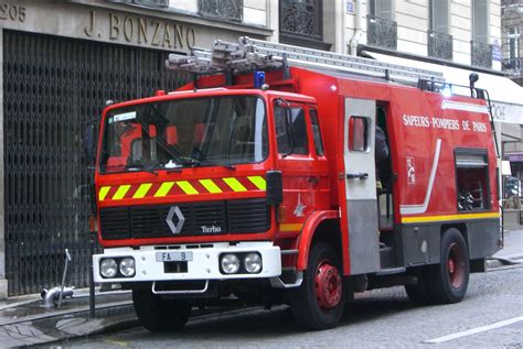 Engins De Pompiers Fire Trucks Intervention à Paris Fbg Saint