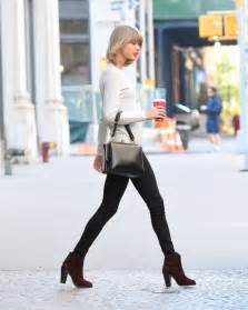 But at 19, she's also charming and. Pictures Of Taylor Swift In Tight Blue Jeans / Pin by ...