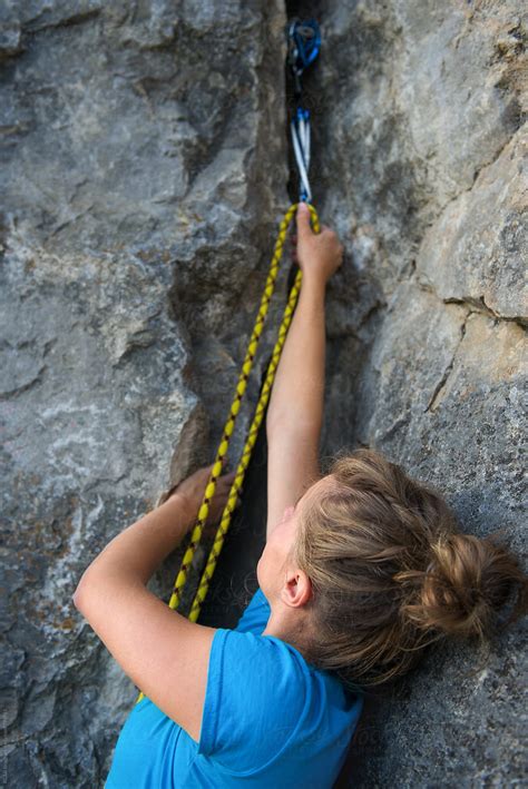 Rock Climber Clipping The Rope In A Quickdraw Del Colaborador De