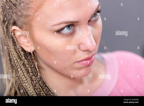 mujer de ojos azules intensos fotografías e imágenes de alta resolución alamy