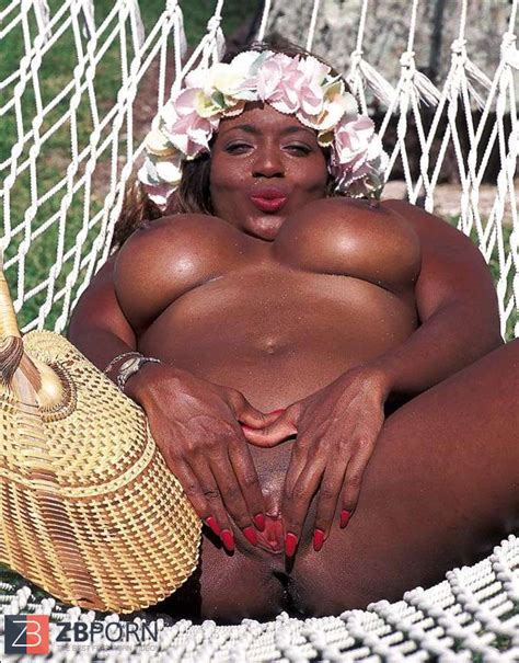 Big Boobed Dark Hued Stunner Anna Beach Nudes In Tahiti Zb Porn
