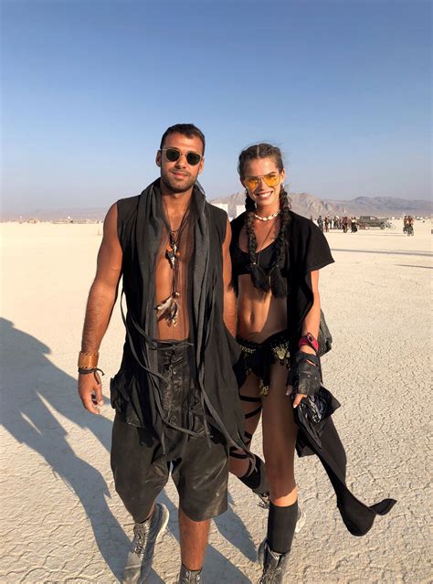 Burner Couple At Bm 2018 Estilo Burning Man Ropa Burning Man Burning