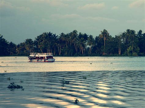 Backwater Cruise On Vembanad Lake Kumarakom Get The Detail Of