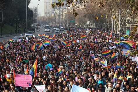 más de cien mil personas participaron de la marcha del orgullo en santiago diario el día
