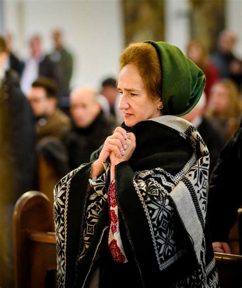 Priviți această ieșire a doamnei sofia vicoveanca, la o serbare câmpenească de folclor unde tineri îmbrăcați în costume populare îndemnați de organizatori să danseze. Dumitru Fărcaș a murit. Sofia Vicoveanca, plângând în ...