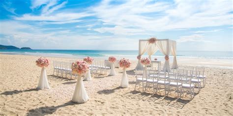 Per chi si sposa in estate il matrimonio in spiaggia è un idea romantica e suggestiva. Matrimonio in spiaggia: i consigli per organizzarlo - Roba da Donne
