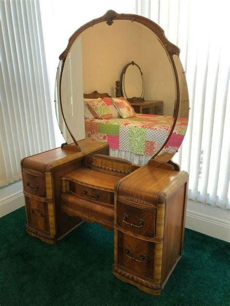 Bedrooms of the 1930s often had a classy earthy tone and were notable for their geometric designs and simple aesthetic. 3 Piece Art Deco 1930's Bedroom Set #ArtDco | Bedroom set ...
